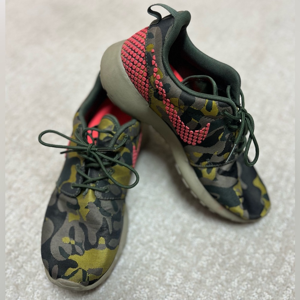 Nike Womens Green and Coral Camouflage Sneakers